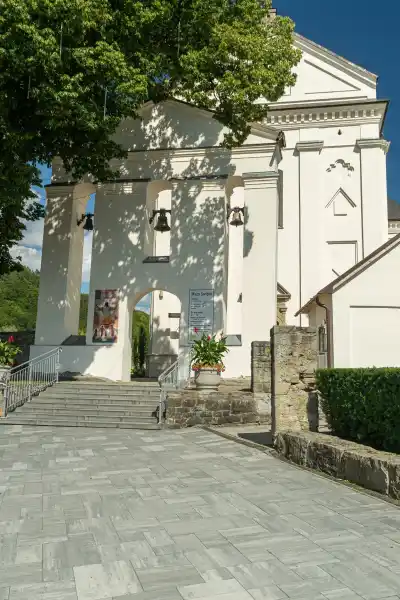 Atrakcja Muszyny kosciol parafialny brama wejsciowa